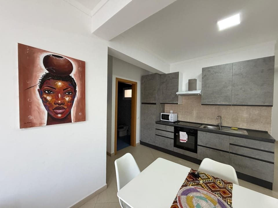 Kitchen or kitchenette, Dining area