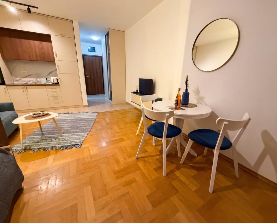 Kitchen or kitchenette, Living room, Seating area, Dining area