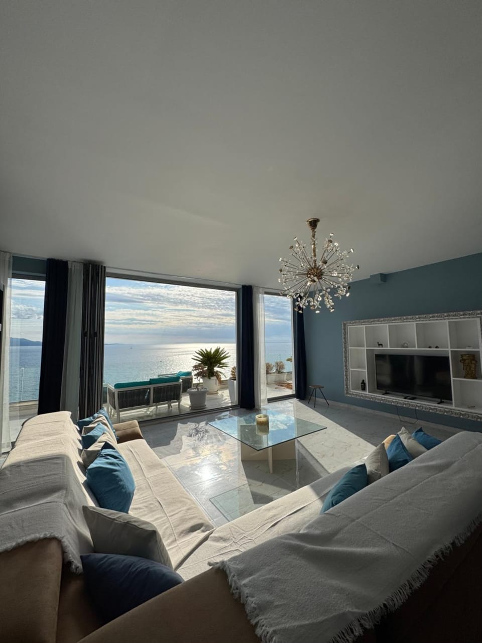Bed, TV and multimedia, Living room, Photo of the whole room, Seating area, Bedroom