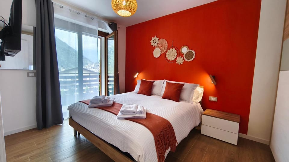 Bed, TV and multimedia, Decorative detail, Bedroom, towels