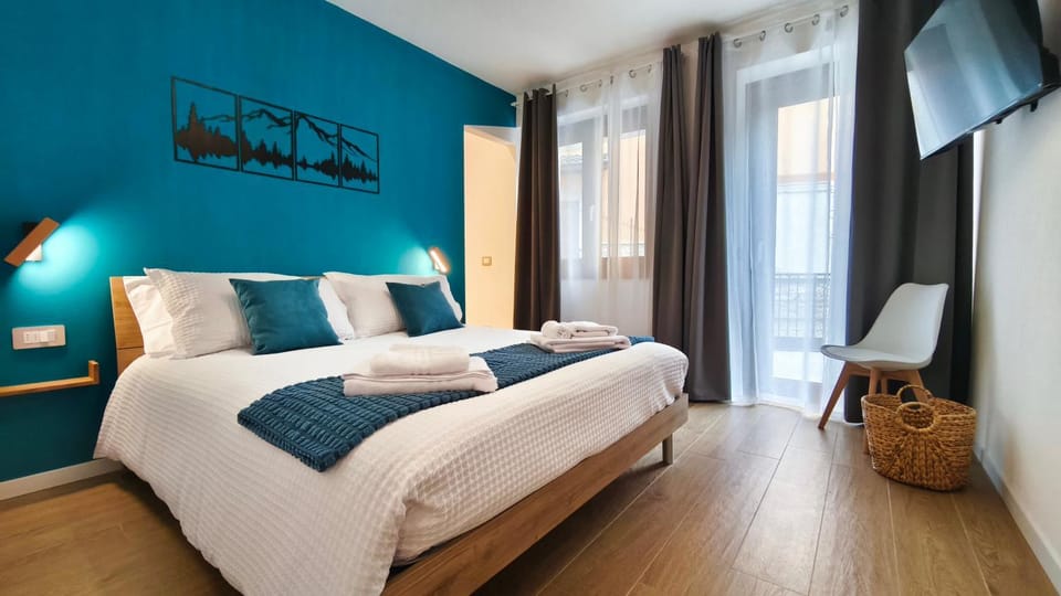 Bed, Decorative detail, Bedroom