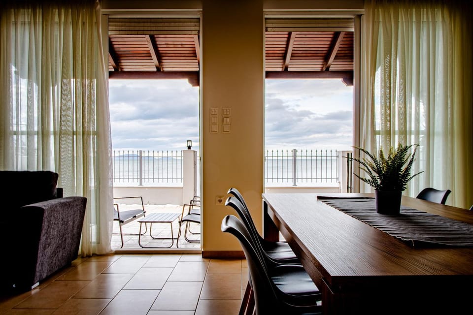 Seating area, Dining area, Sea view