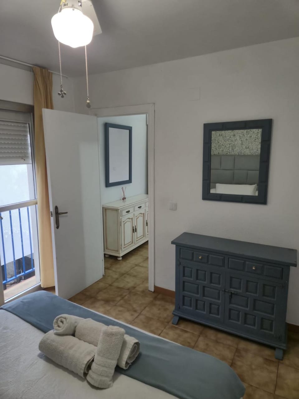 Living room, Bedroom, towels