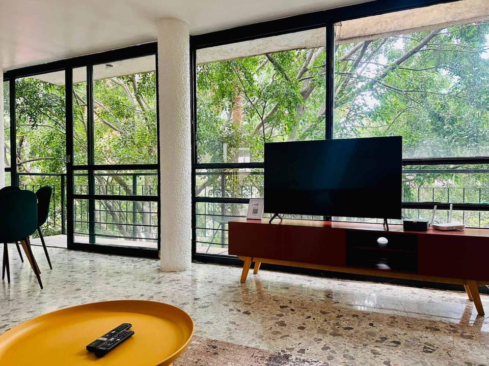 FAST WIFI, Beautiful PH steps away from Masaryk Apartment in Mexico City