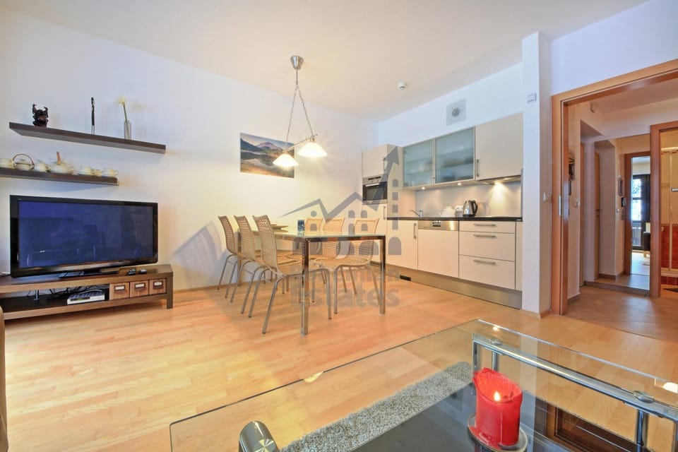 TV and multimedia, Kitchen or kitchenette, Living room, Seating area, Dining area