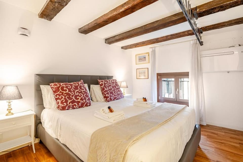 G4 Steps from St Mark's Authentic Venetian Home Apartment in San Marco