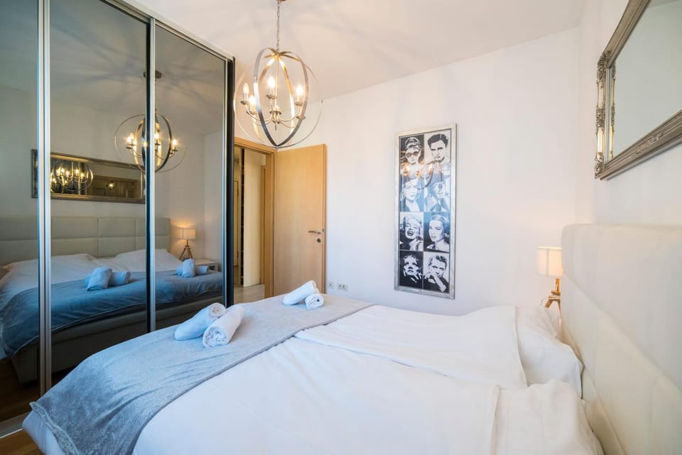 Bedroom, towels, wardrobe