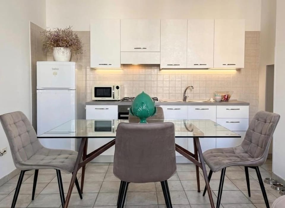 Kitchen or kitchenette, Living room, Seating area, Dining area, oven, pet friendly, stove
