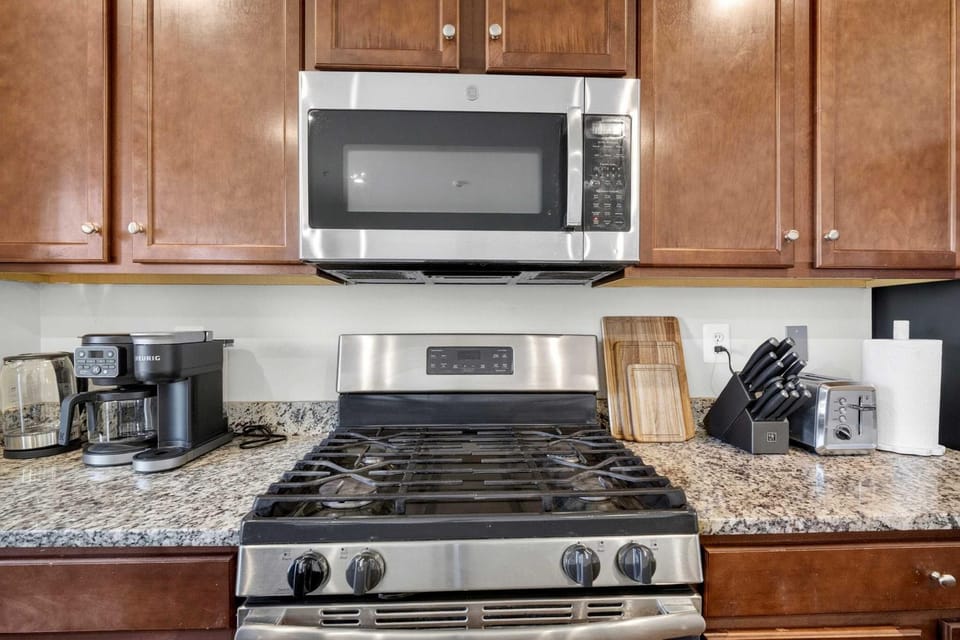 Coffee/tea facilities, microwave, stove, toaster