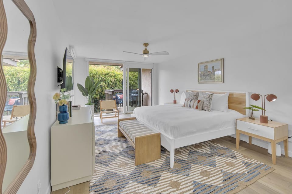 Stairs to the beach, pool and spa on-site! SolanaSud House in Solana Beach