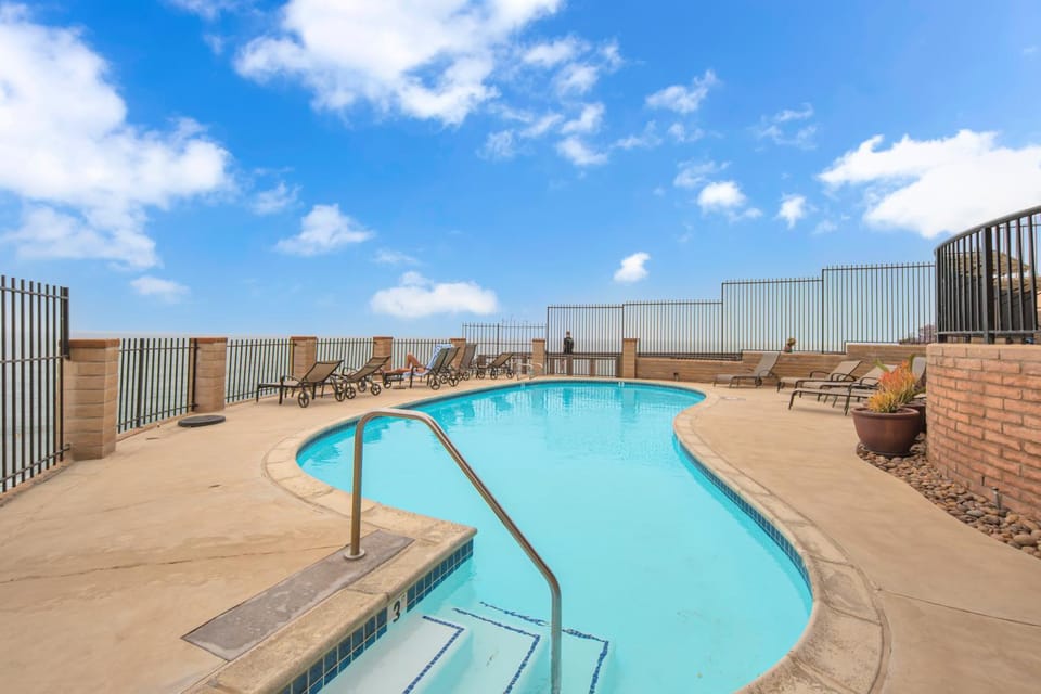 Stairs to the beach, pool and spa on-site! SolanaSud House in Solana Beach