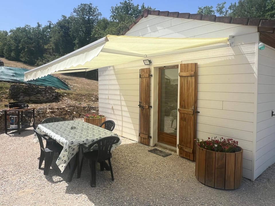 Property building, Patio, Dining area