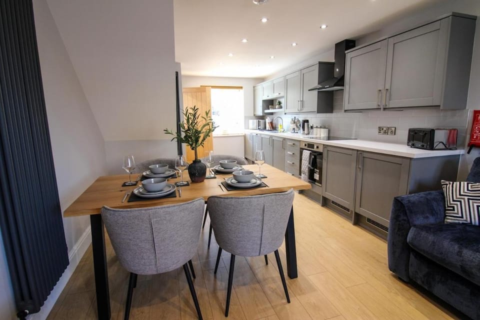 Kitchen or kitchenette, Dining area