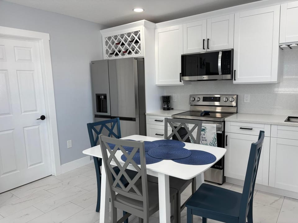 Teal Tide Beach Escape! Walkable, Steps to Beach Apartment in Madeira Beach