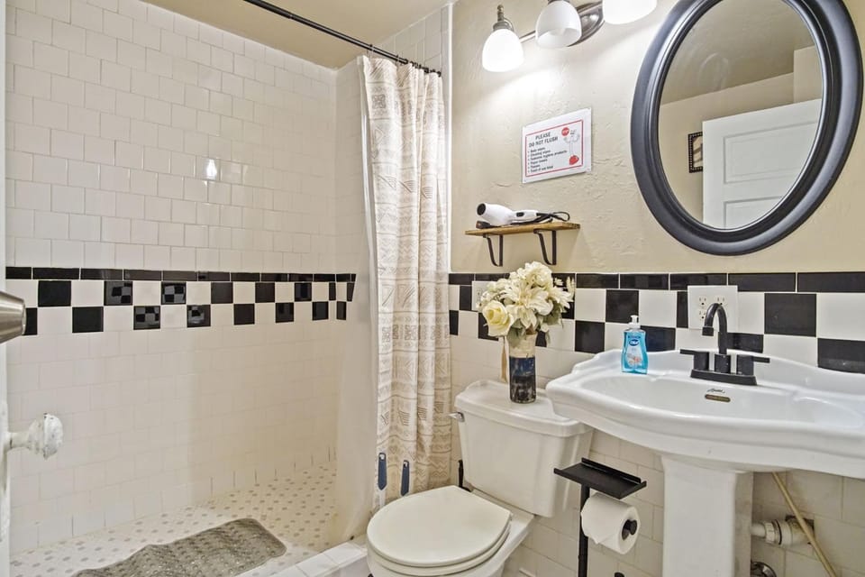 Cozy Corner Stays 2BR Home Apartment in Oklahoma City