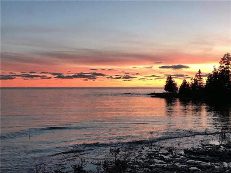Rustic Waterfront Kayak Near National Park House in Northern Bruce Peninsula
