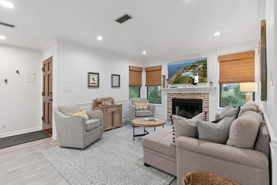 Harbour Oaks, Unit 413 House in Demere Park