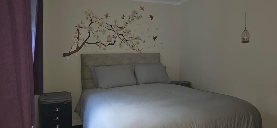 Spacious one bedroom flat with secure off street parking and centrally located Apartment in London Borough of Hackney