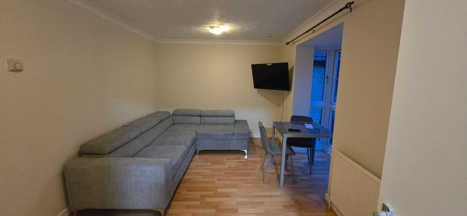 Spacious one bedroom flat with secure off street parking and centrally located Apartment in London Borough of Hackney