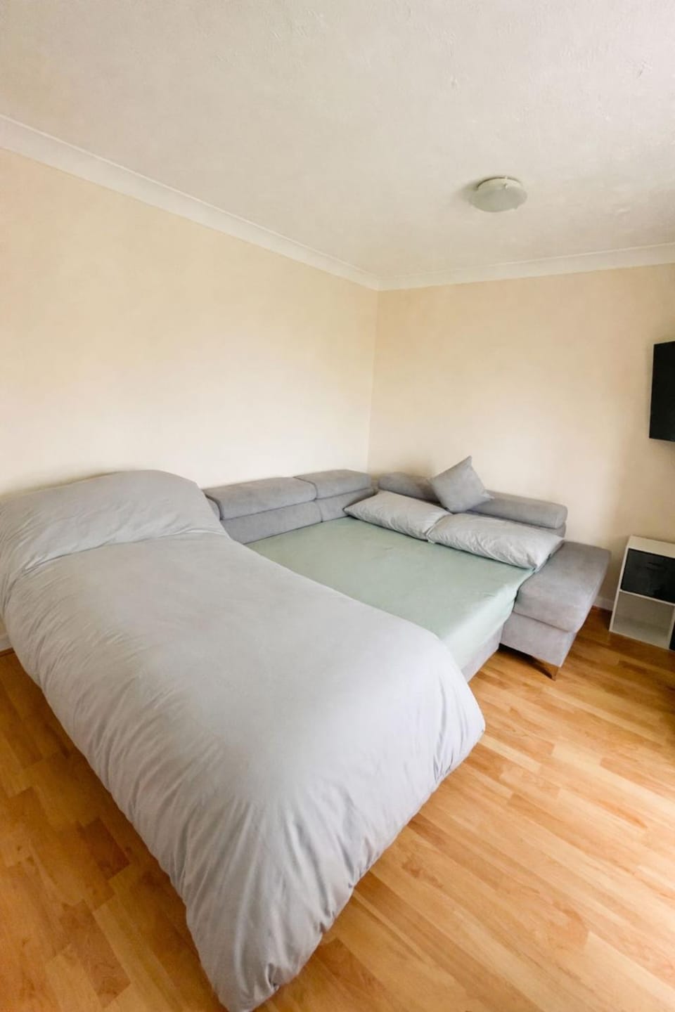 Spacious one bedroom flat with secure off street parking and centrally located Apartment in London Borough of Hackney