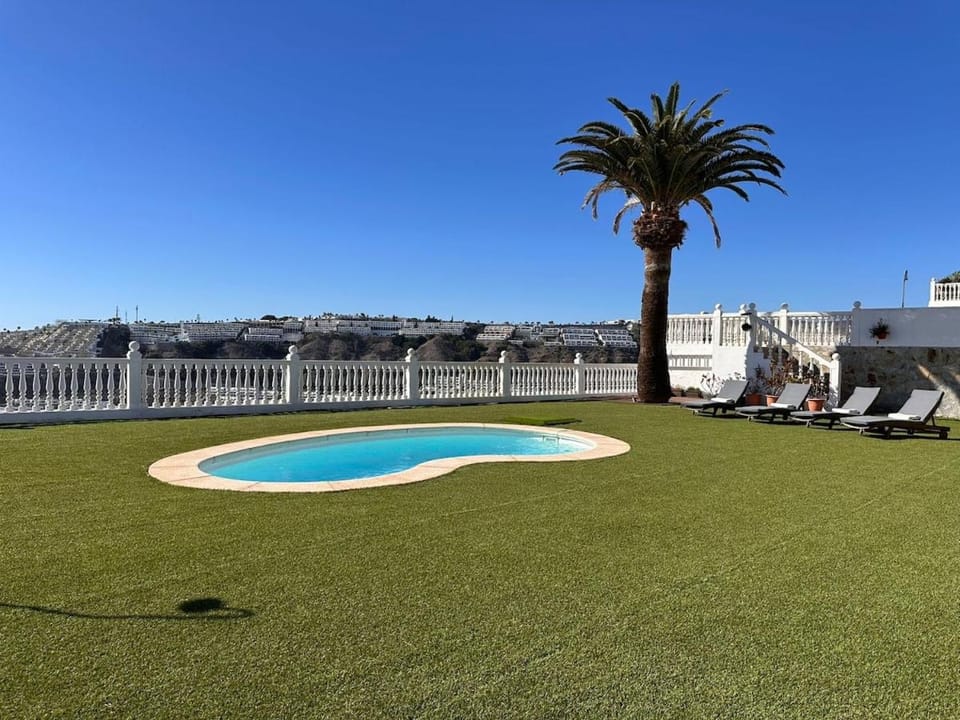 Garden view, Pool view, Swimming pool, sunbed