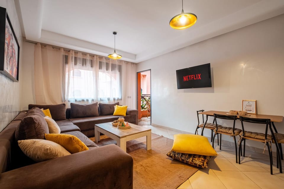 Communal lounge/ TV room, TV and multimedia, Living room, Seating area, Dining area, Evening entertainment