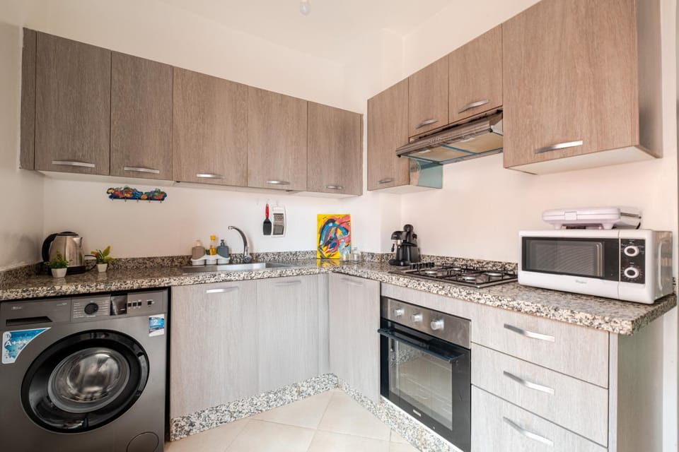 Coffee/tea facilities, Kitchen or kitchenette, oven, stove, toaster, washing machine