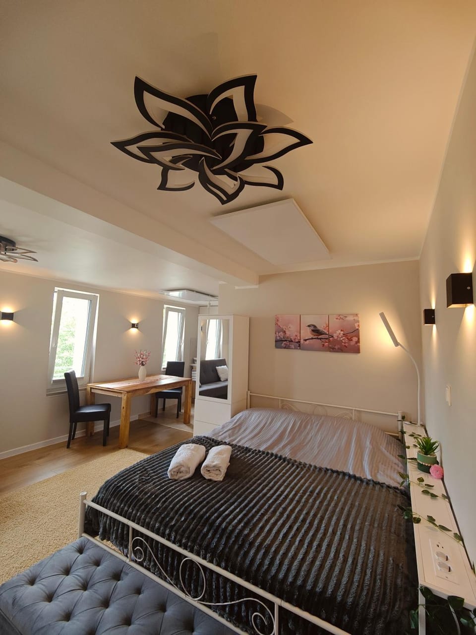 Bed, Living room, Photo of the whole room, Seating area, Bedroom, towels