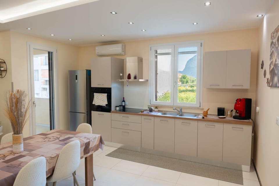 Coffee/tea facilities, Kitchen or kitchenette, Dining area, oven, stove