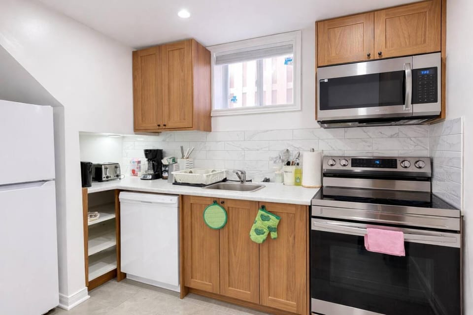 Stunning 2-Bed Room 1 - Bed Room Gem for rent in Scarborough, Near to Downtown Toronto Bed and Breakfast in Toronto