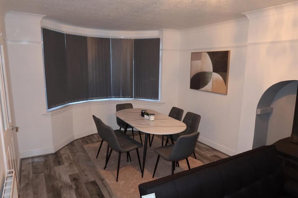 Sleeps 8 - Cosy Contractor and Family Stay - Sandwell Station House in Oldbury