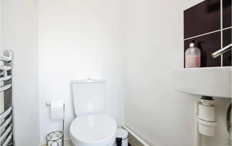 Sleeps 8 - Cosy Contractor and Family Stay - Sandwell Station House in Oldbury