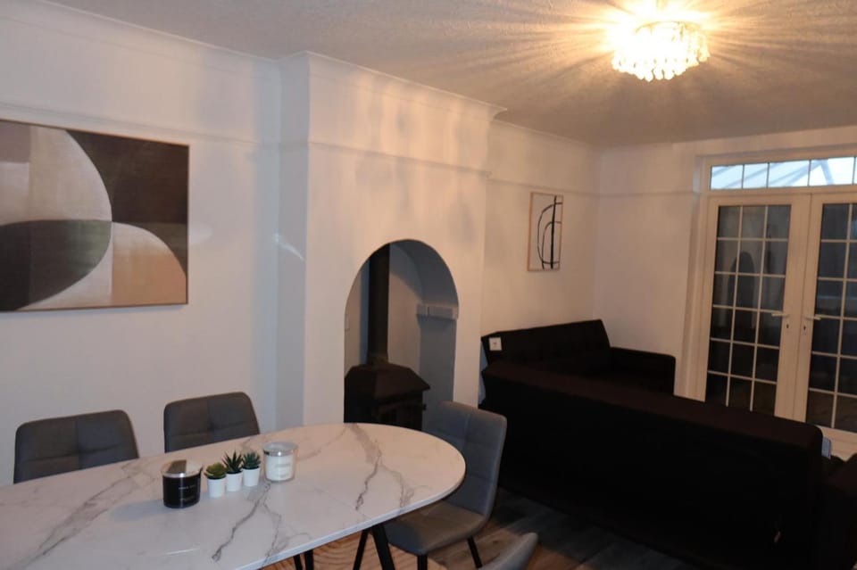 Sleeps 8 - Cosy Contractor and Family Stay - Sandwell Station House in Oldbury