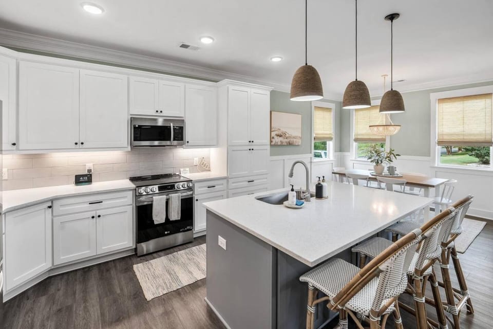 Kitchen or kitchenette, Seating area, Dining area
