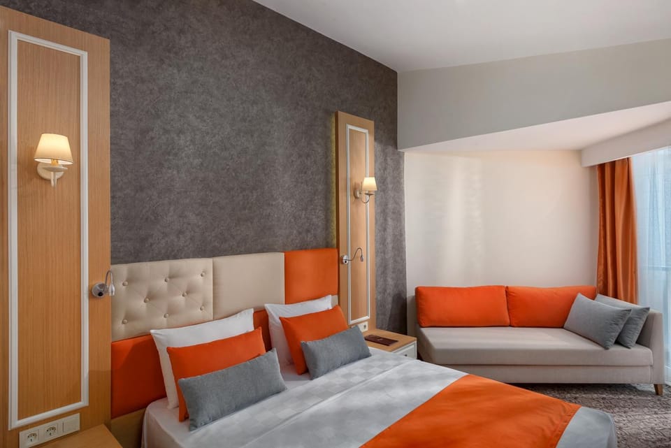 Bed, Photo of the whole room, Seating area