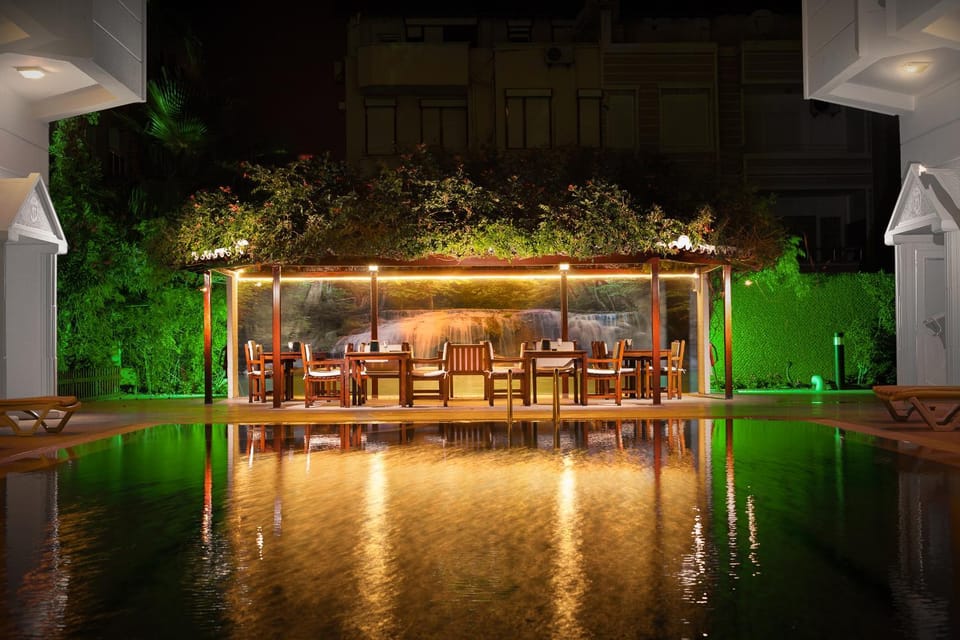 Restaurant/places to eat, People, People, Garden, Lounge or bar, Swimming pool, Alcoholic drinks, Non alcoholic drinks, Family, Family
