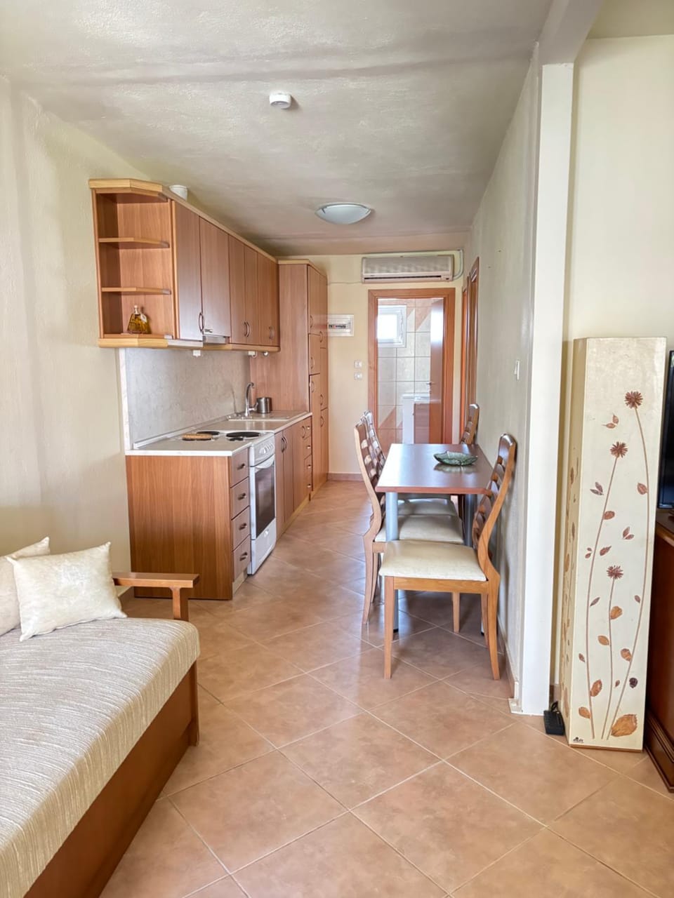 Dining area, kitchen