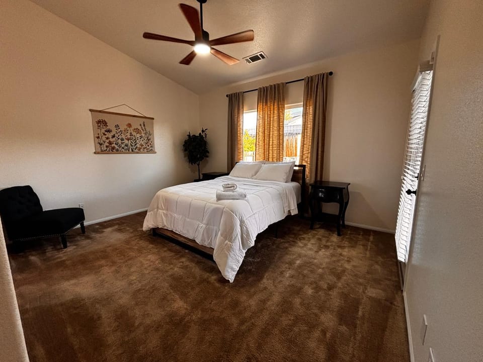 Bed, Photo of the whole room, Bedroom