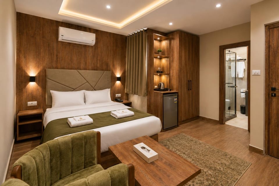 Bed, TV and multimedia, Living room, Photo of the whole room, Seating area, Bedroom, towels, wardrobe, air conditioner