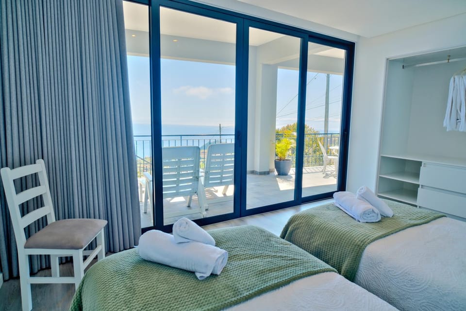 Bed, Natural landscape, View (from property/room), Balcony/Terrace, Photo of the whole room, Bedroom, Sea view, towels