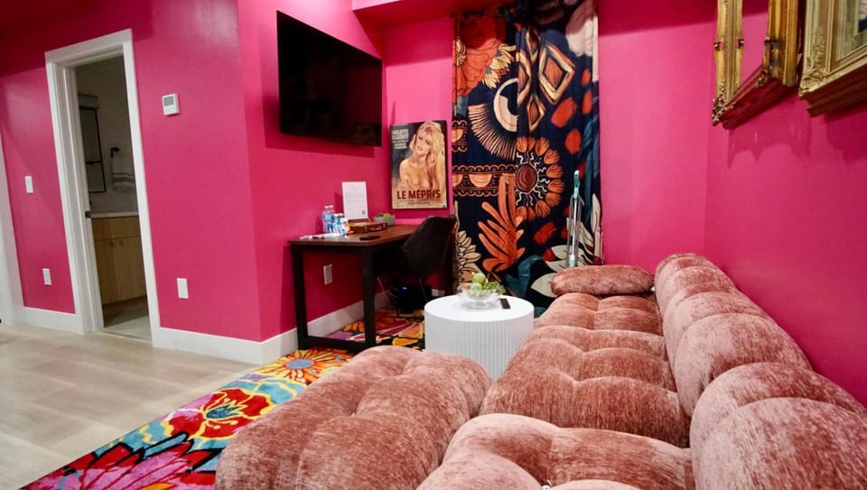 Flamingo Flat NoHo Centrally located Apartment in North Hollywood