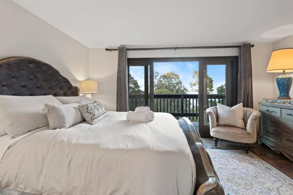 Marbella Lane - 3BR Penthouse Suite with Parking House in Brisbane