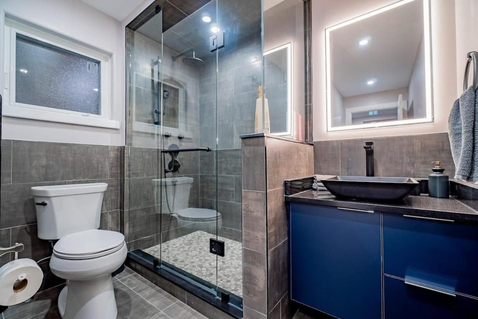 Luxury Riverside -Hot Tub, Mins to the Falls Apartment in Niagara Falls