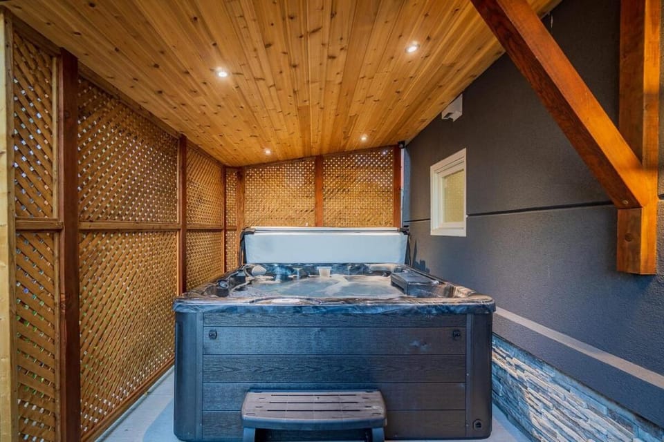 Luxury Riverside -Hot Tub, Mins to the Falls Apartment in Niagara Falls