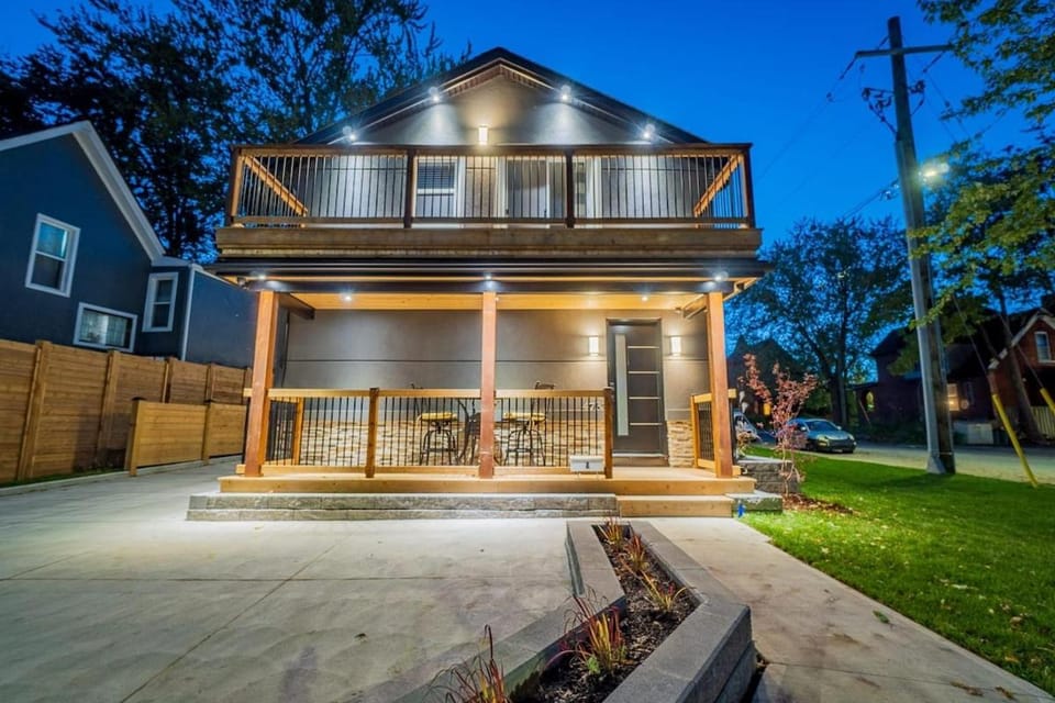 Luxury Riverside -Hot Tub, Mins to the Falls Apartment in Niagara Falls