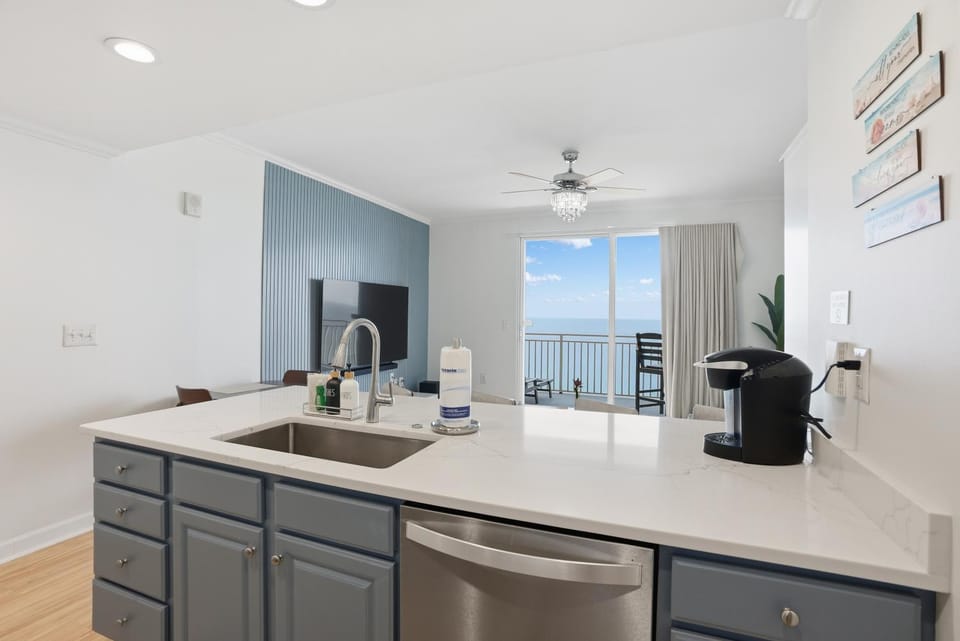 Splash Resort, 16th floor, Oceanfront, 1BR Sleeps 6, Lazy River & Water Park Apartment in Panama City Beach
