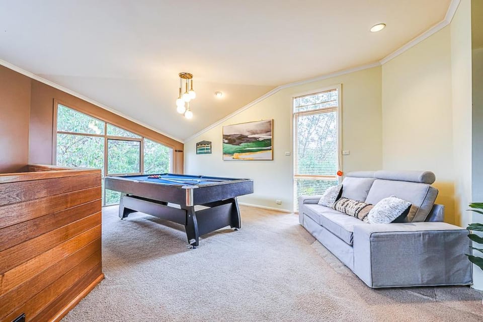 StayAU Comfortable Two-Story wPool Table&Backyard House in Melbourne