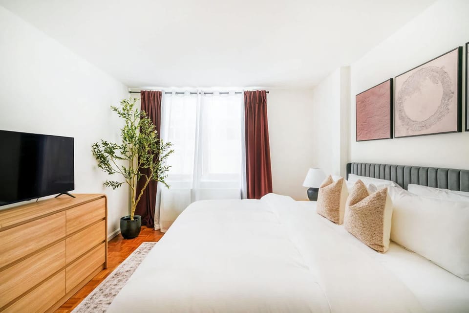 43-4D Newly furnished 2BR full service 24H Doorman laundry Gym Apartment in Midtown