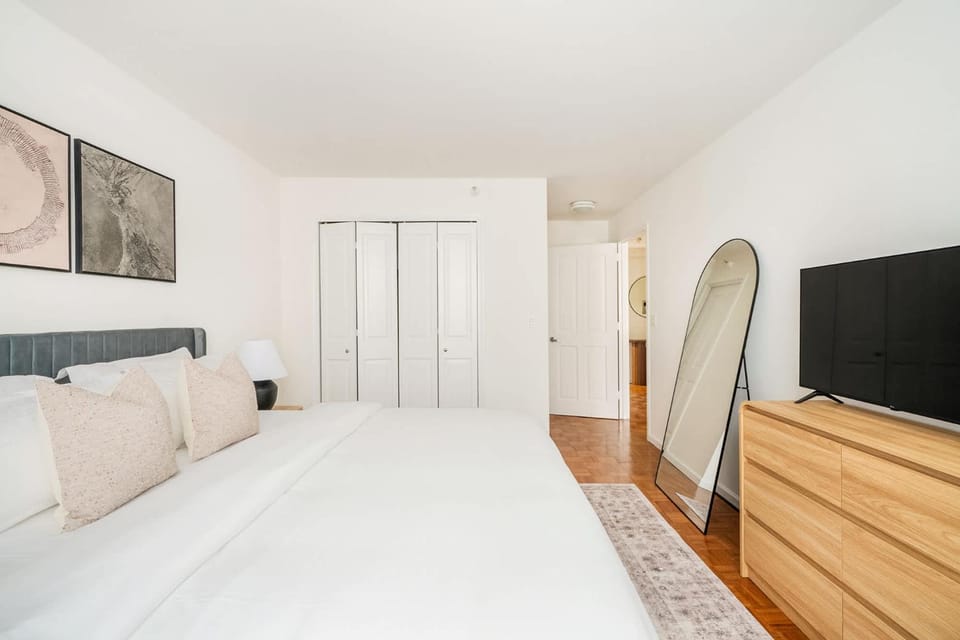 43-4D Newly furnished 2BR full service 24H Doorman laundry Gym Apartment in Midtown