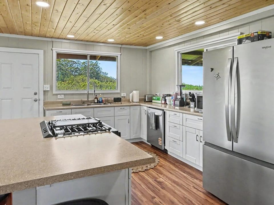 100 Acre Off Grid Waterfall Ranch Home House in Big Island